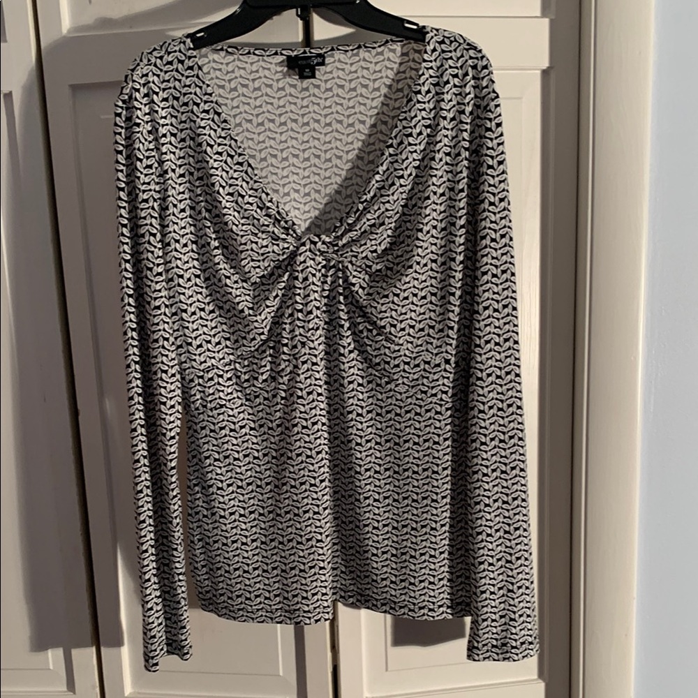 East 5th Black & White Ruched Floral Print Blouse EUC